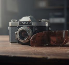 découvrez l'histoire captivante de kodak, un géant de la photographie dont la chute spectaculaire illustre les défis de l'innovation et de l'adaptation face aux évolutions technologiques.